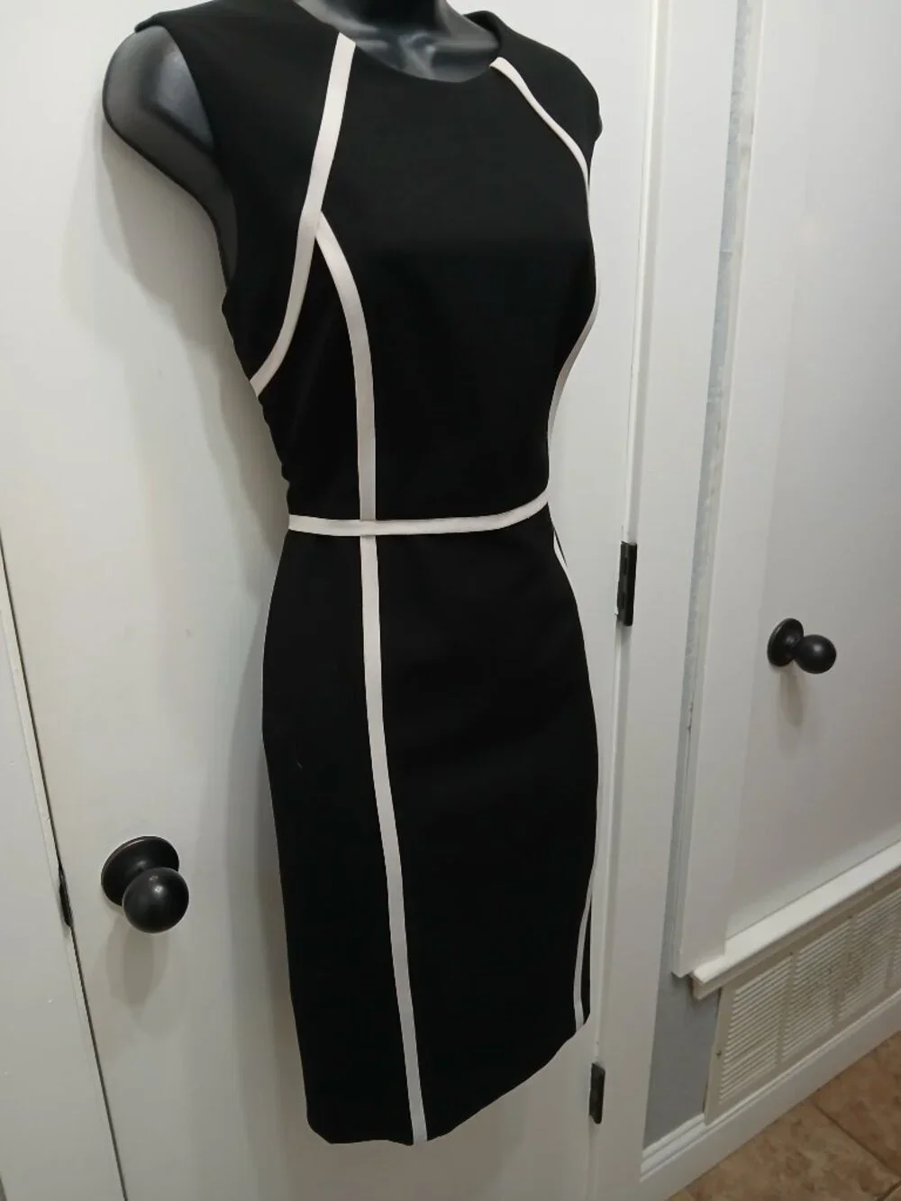 Ellen Tracy Classic Style Dress - Picture 2 of 11